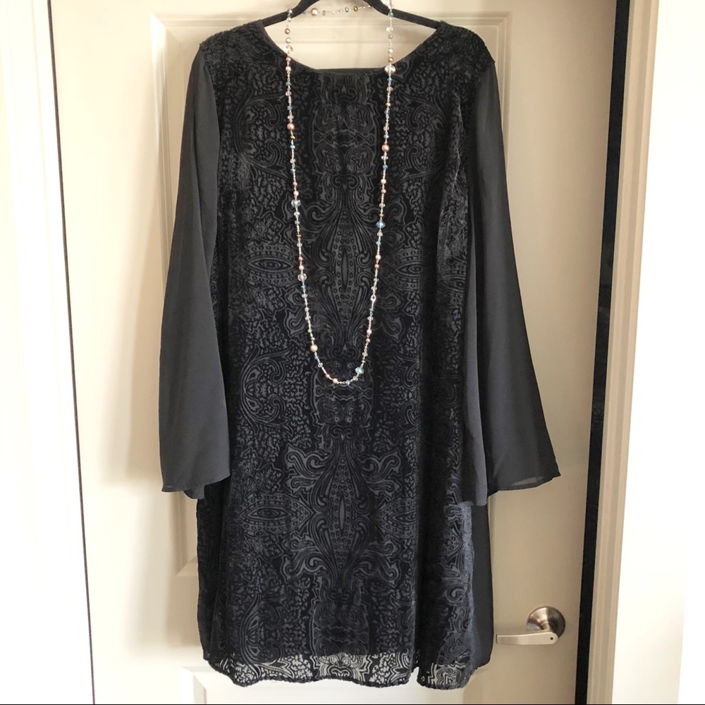 Ava&Viv Black Velvet Bell Sleeved Dress. NWT 2X